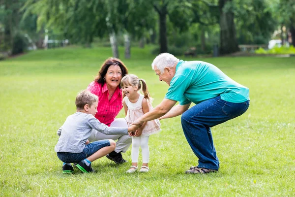 Nagyszülők és unokák együtt tölteni az időt — Stock Fotó