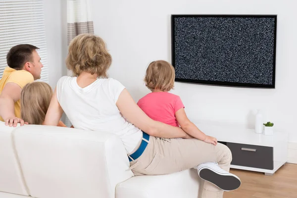 Familia Sentada Sofá Frente Una Televisión Sin Señal — Foto de Stock