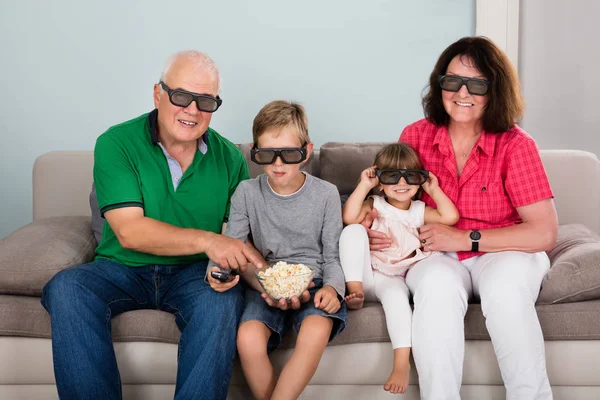 Grootouders en kleinkinderen samen tijd doorbrengen — Stockfoto