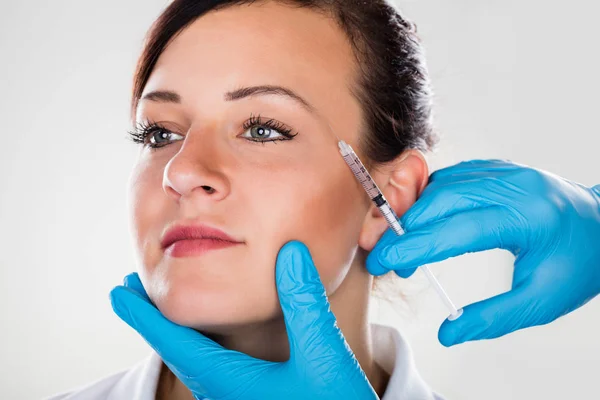 Young and beautiful woman receiving beauty procedure — Stock Photo, Image