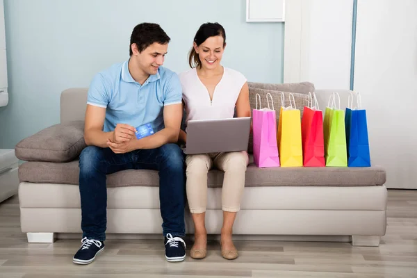 Casal feliz compras online — Fotografia de Stock