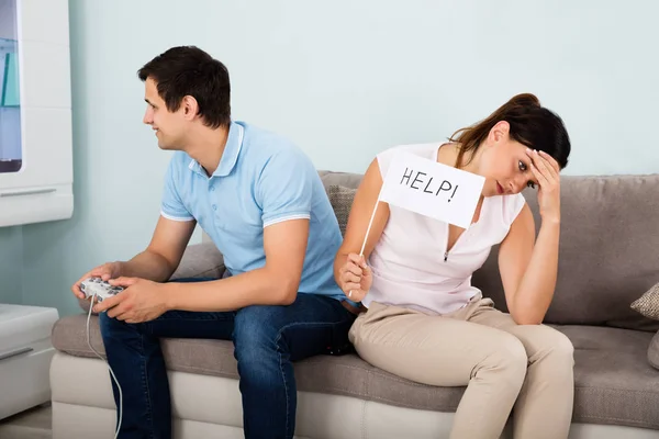 Mujer sentada al lado del hombre — Foto de Stock