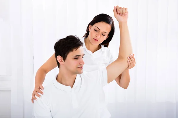 Joven recibiendo masaje — Foto de Stock