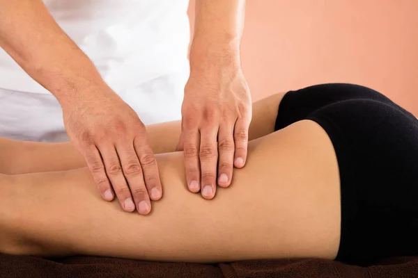 Mulher recebendo massagem nas pernas — Fotografia de Stock