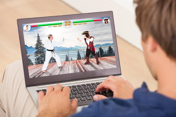 Man videogame spelen op laptop — Stockfoto