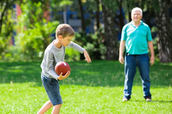 Nipote e nonno giocare — Foto Stock