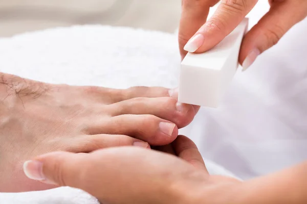 Manicure doen inkorten van mannelijke teennagels — Stockfoto