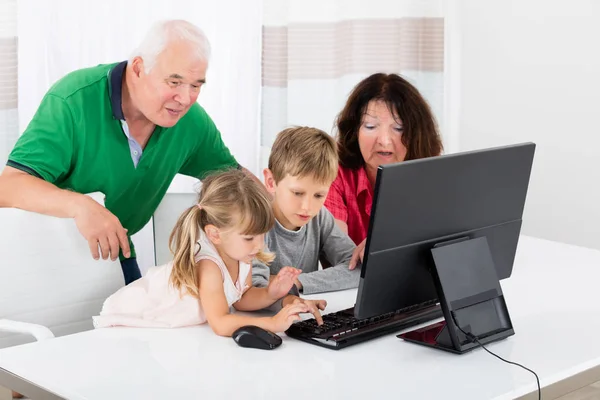 Grootouders en kleinkinderen samen tijd doorbrengen — Stockfoto