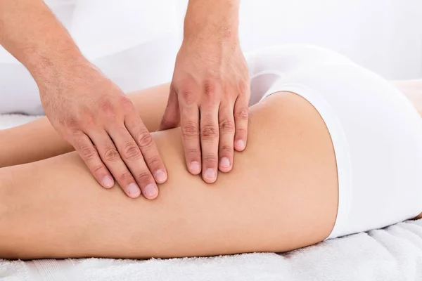 Mulher recebendo massagem nas pernas — Fotografia de Stock