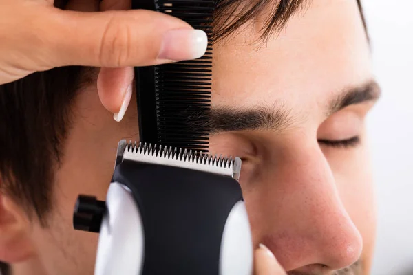 Cabeleireiro cortando o cabelo do homem — Fotografia de Stock