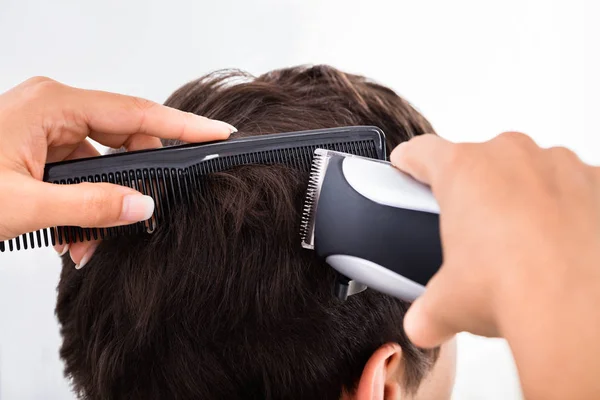 Kadeřník stříhání Pánské vlasy — Stock fotografie