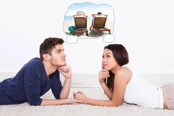 Paar denken van de vakantie-uitgaven — Stockfoto
