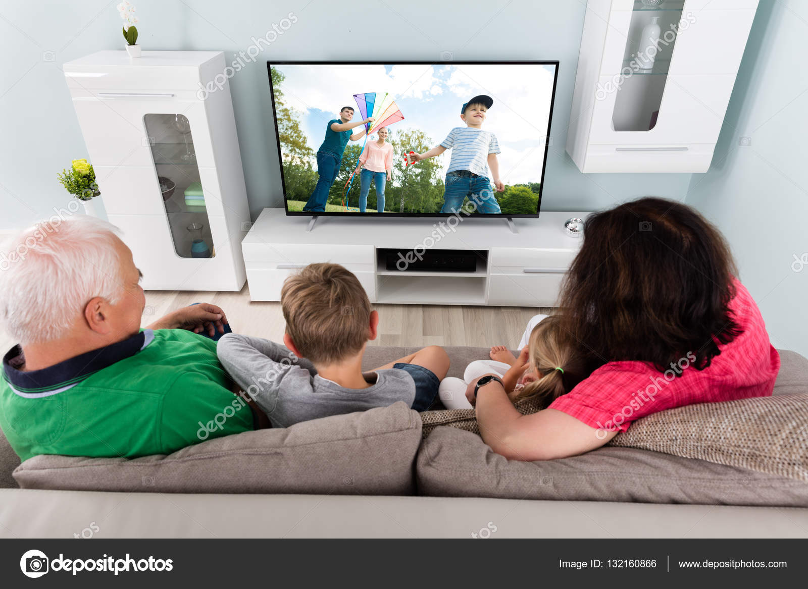 Включи телевизор детской. Телевизор для детей. Семья у телевизора. Телевизор с мультиками. Малыш и телевизор.