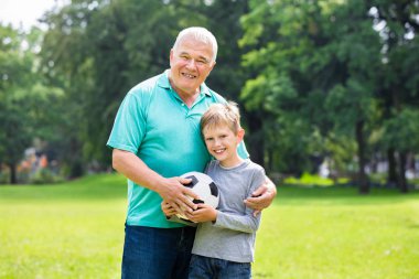 Dedesi oynarken futbol 