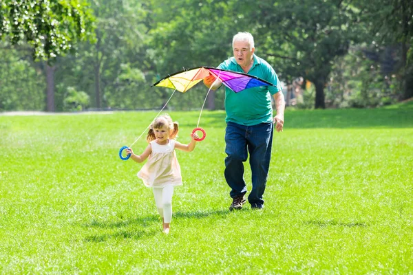 Щасливий дідусь допомагає дитині — стокове фото