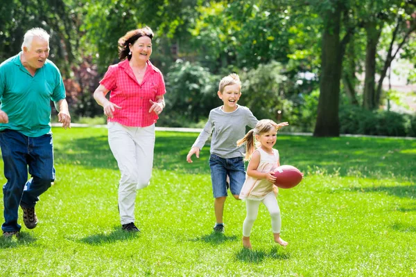 Familia feliz divirtiéndose — Foto de Stock