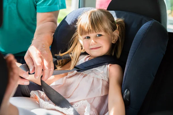 Nonno fibbia fino su nipote — Foto Stock