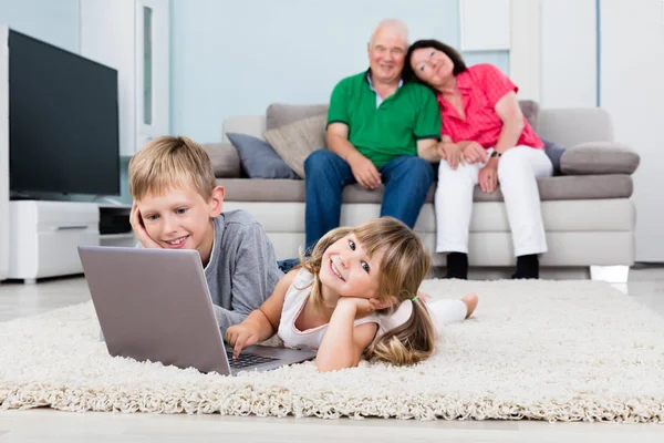 Grootouders die hun kleinkinderen kijken — Stockfoto