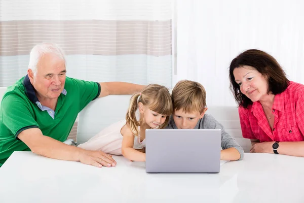 Crianças usando computador portátil — Fotografia de Stock