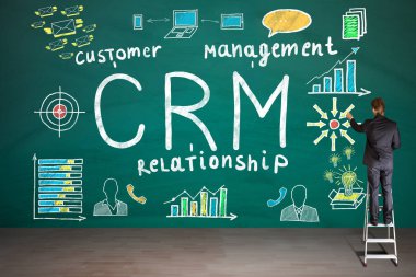 Merdiven üzerinde duran işadamı 