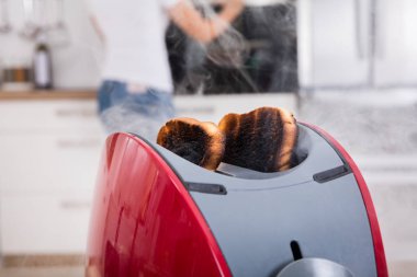 Yanmış tost ortaya çıkıyor