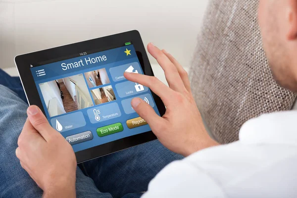 Man met behulp van Smart Home systeem — Stockfoto