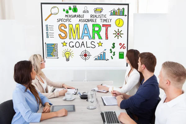 Groep Business Mensen Zoek Smart Doelen Concept Projector Scherm Conferentieruimte — Stockfoto