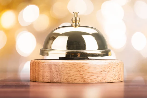 Cloche de service sur le bureau — Photo