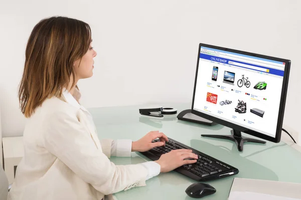 Businesswoman compras en línea — Foto de Stock