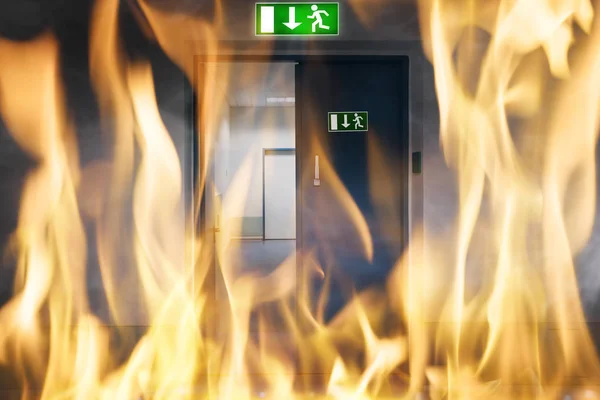 Fuego ardiendo cerca de la puerta — Foto de Stock