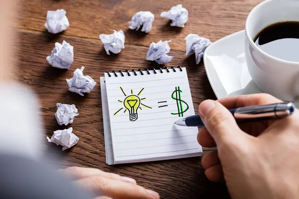 Person Drawing Lighting Bulb — Stock Photo, Image