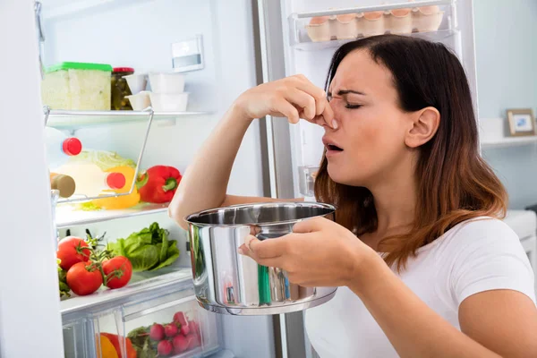 Vrouw merkte vieze geur van voedsel — Stockfoto