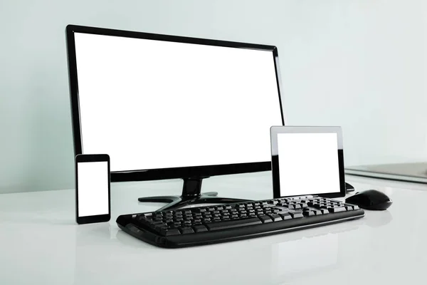 Desktop mit digitalem Tablet — Stockfoto