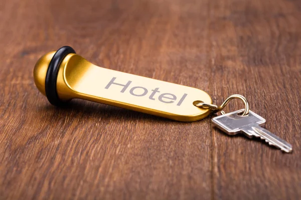 Hotel nyckel på trä skrivbord — Stockfoto
