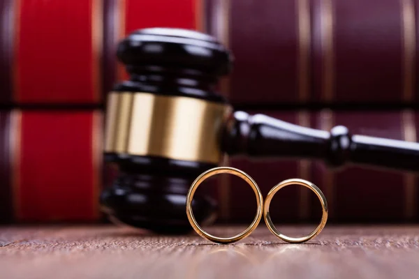 Anéis de casamento contra martelo — Fotografia de Stock