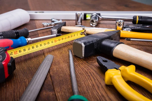 De hulpmiddelen van de bouw met blauwdruk op Bureau — Stockfoto