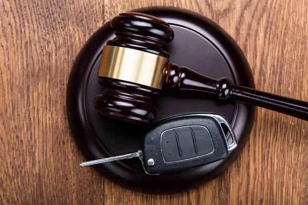 Clé de voiture sur gavel juges — Photo