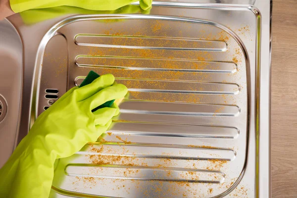 Tisztítás rendetlen nő mosogató — Stock Fotó