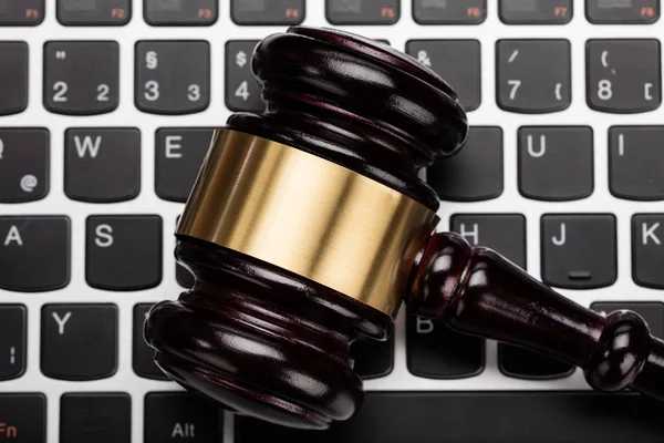 Domare ordförandeklubban på laptop tangentbord — Stockfoto