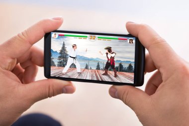 Kişi video oyunu oynarken 