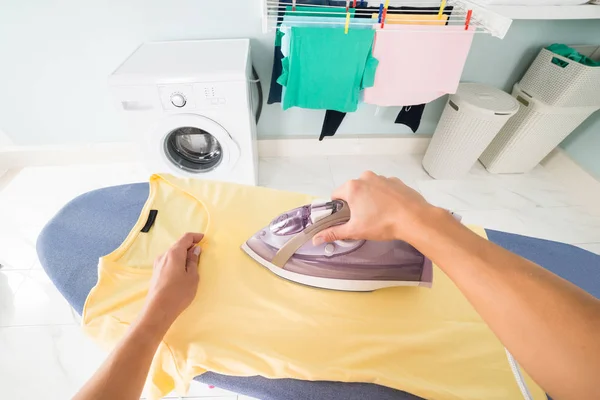 Vrouw Ironing T-shirt — Stockfoto