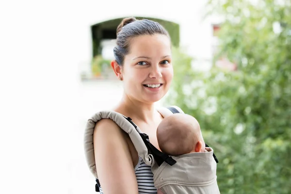 Bebek annesiyle gülen — Stok fotoğraf