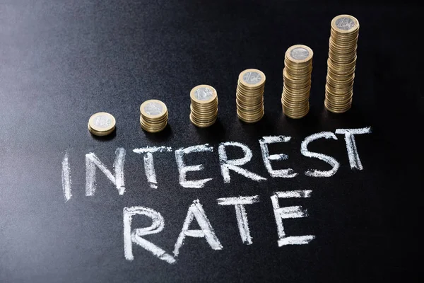 Concept de taux d'intérêt sur tableau noir — Photo