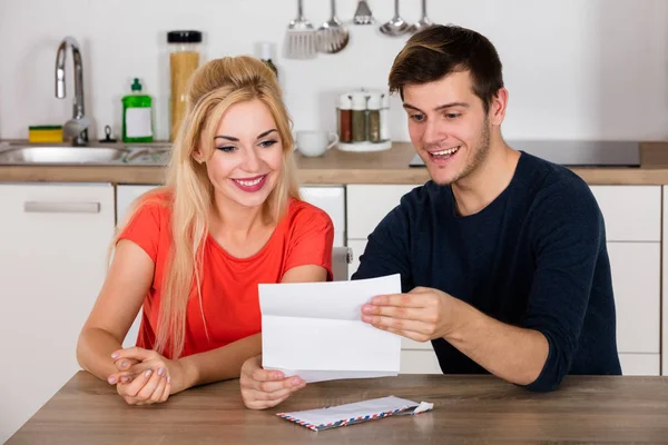 Feliz casal leitura carta — Fotografia de Stock