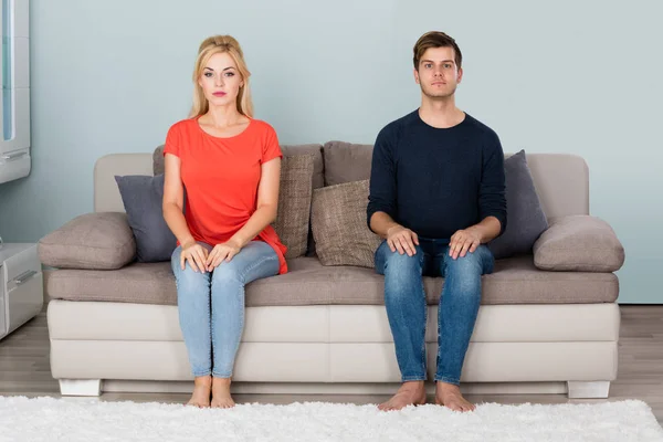 Пара, сидящая на диване — стоковое фото