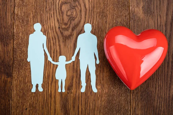 Famiglia tagliata di carta con cuore — Foto Stock