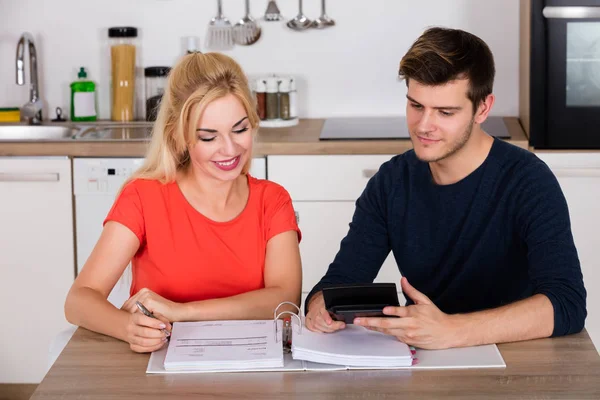 Happy Couple Calculating Invoice — Stok Foto