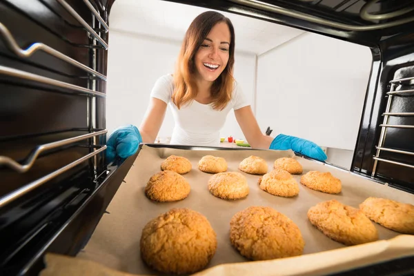 Mulher assar biscoitos — Fotografia de Stock