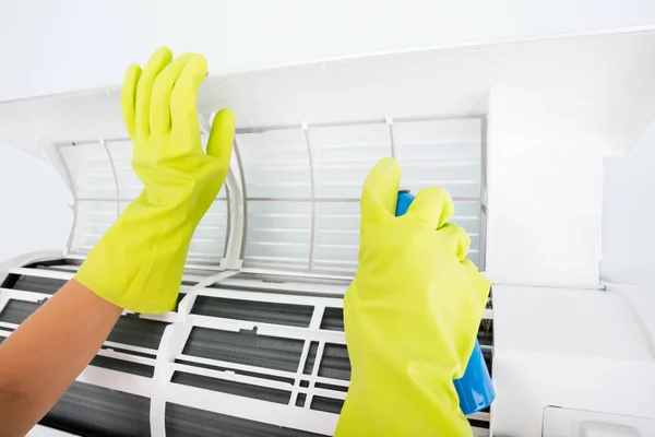 Person Cleaning Air Conditioner — Stock Photo, Image