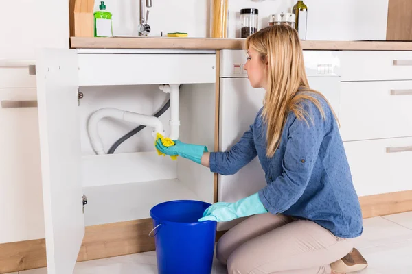 Woman Collecting Water — Stock Photo, Image